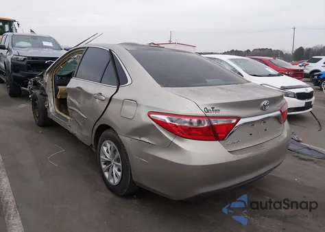 2015 Toyota Camry Le z USA, uszkodzony, nr VIN 4T1BF1FK2FU906167